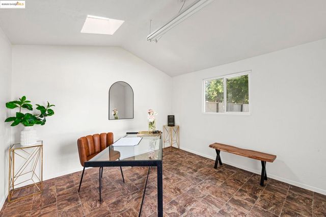 8170 Surrey Ln, Oakland, CA 94605