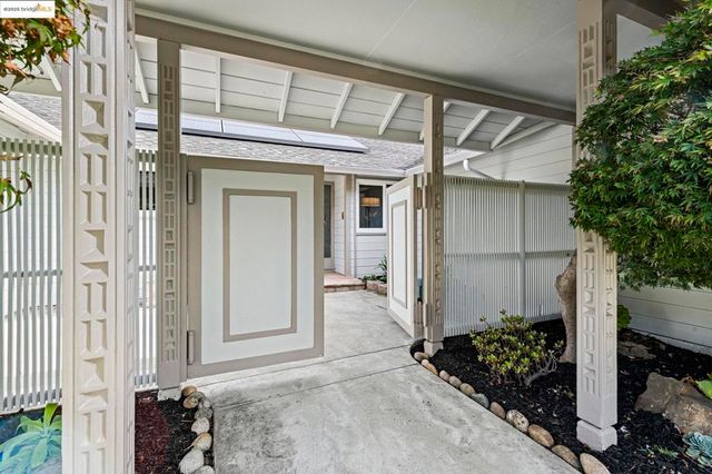 8170 Surrey Ln, Oakland, CA 94605