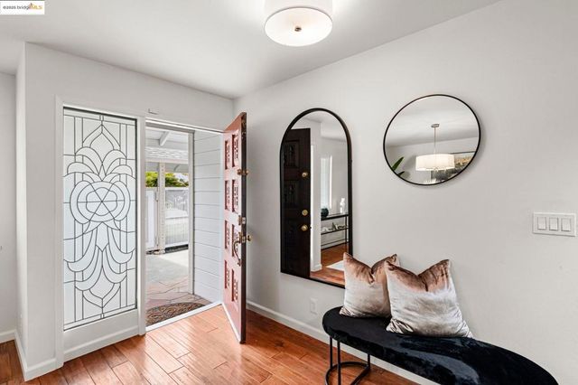 8170 Surrey Ln, Oakland, CA 94605