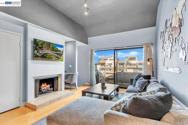 7 Embarcadero 312, Oakland, CA 94607