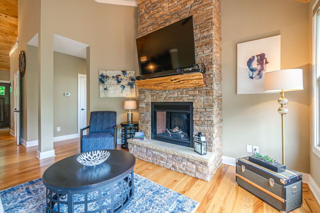 320 Floating Mill Rd, Silver Point, TN 38582