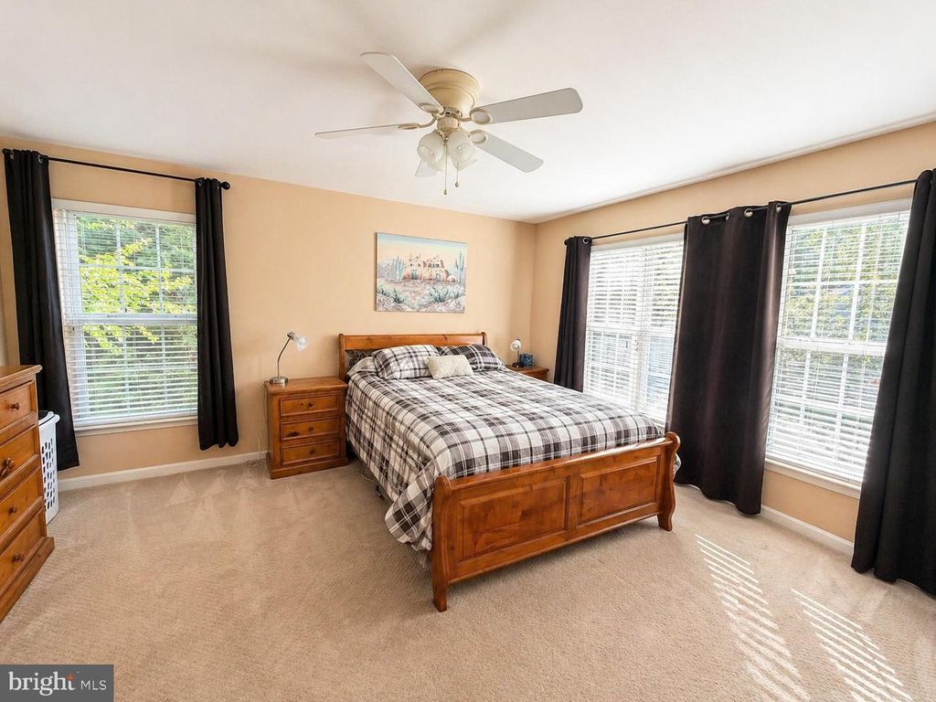 Image 2 of property listing at 15465 WINDSONG LN, Dumfries, VA 22025