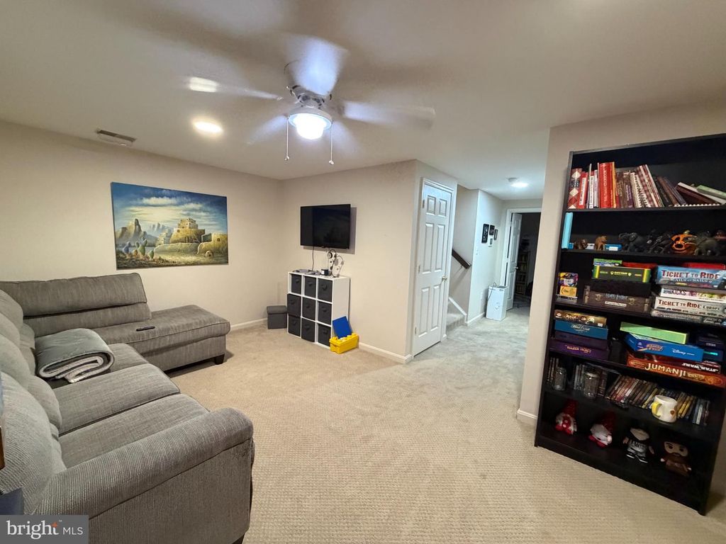 Image 12 of property listing at 15465 WINDSONG LN, Dumfries, VA 22025