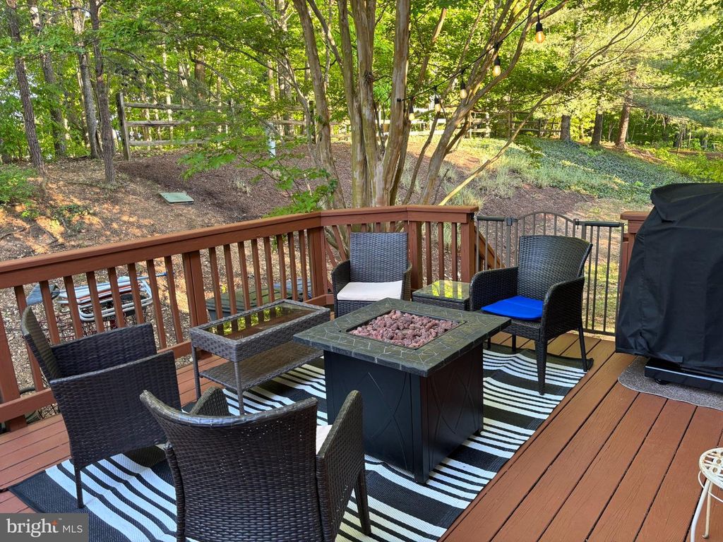 Image 6 of property listing at 15465 WINDSONG LN, Dumfries, VA 22025