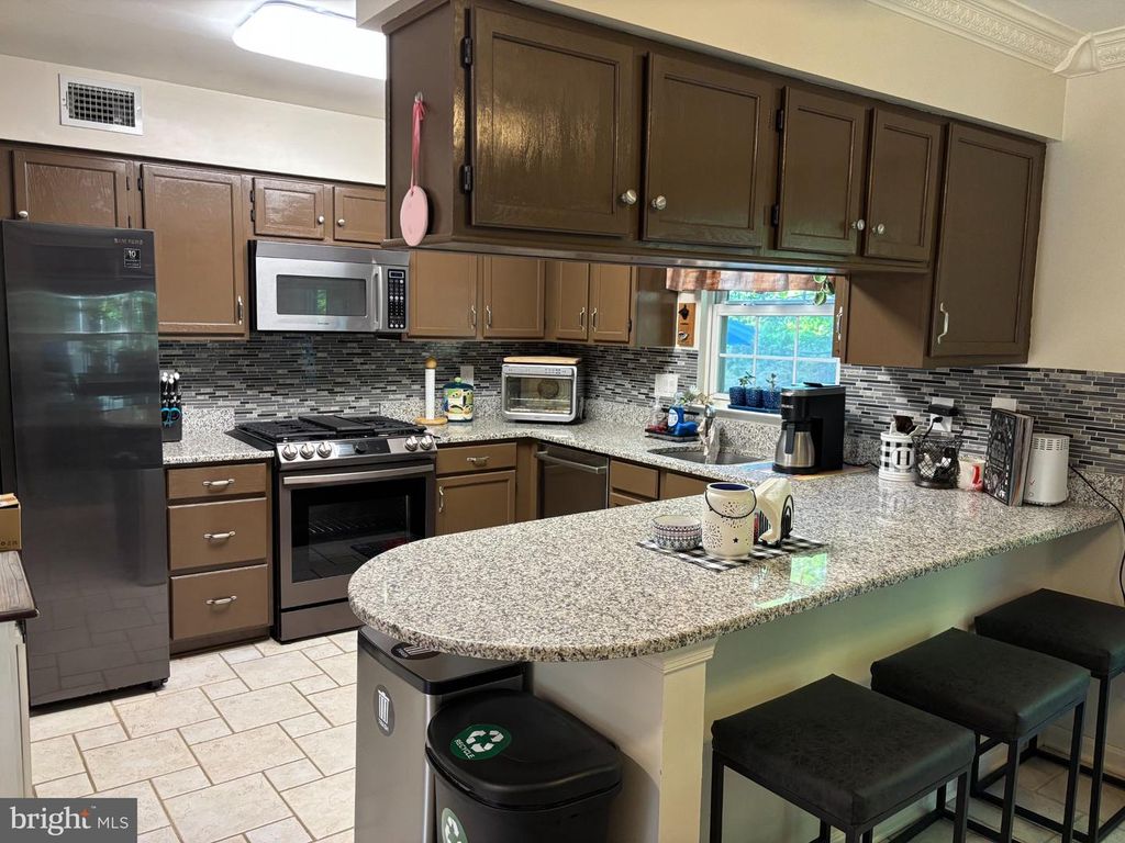 Image 7 of property listing at 15465 WINDSONG LN, Dumfries, VA 22025
