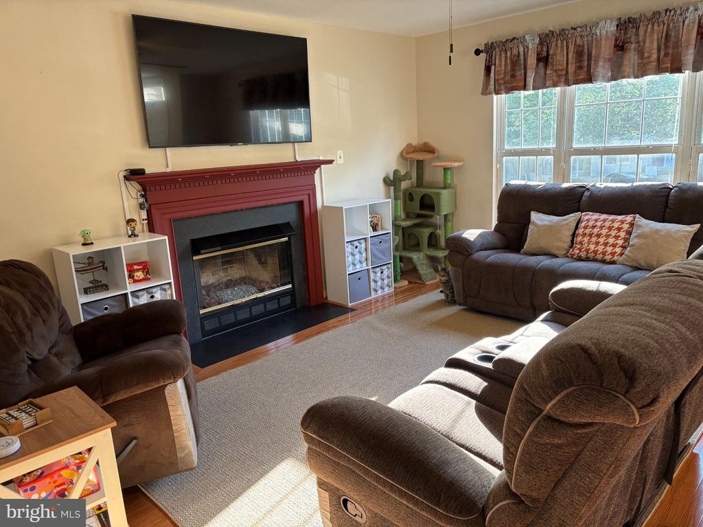 Image 8 of property listing at 15465 WINDSONG LN, Dumfries, VA 22025