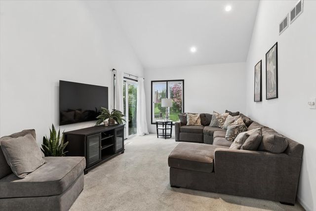 1923 Hillside Lane, Lisle, IL 60532