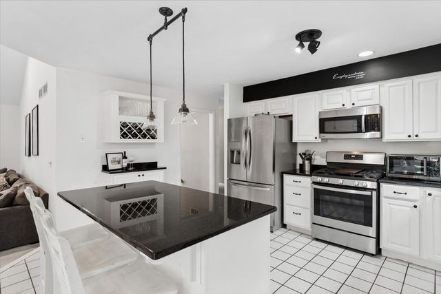 1923 Hillside Lane, Lisle, IL 60532