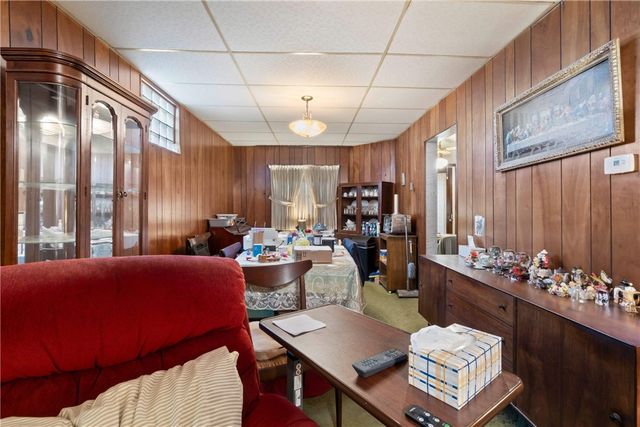 306 Russellwood Ave, Mckees Rocks, PA 15136