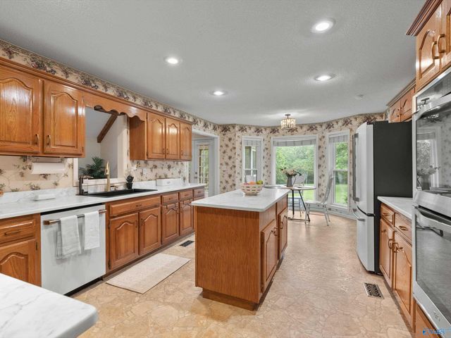 205 Oak Hill Lane, Arab, AL 35016