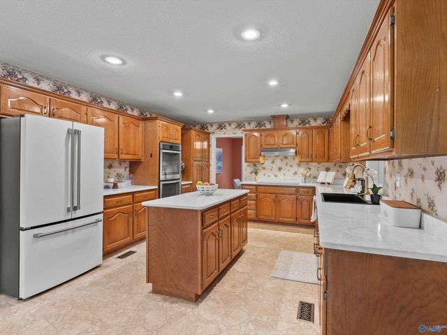 205 Oak Hill Lane, Arab, AL 35016