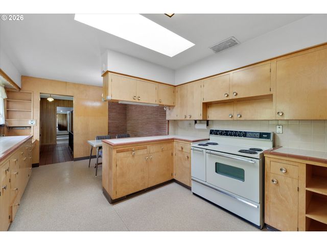 6836 Sw PEYTON Rd, Portland, OR 97223