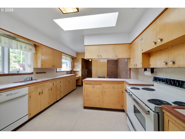 6836 Sw PEYTON Rd, Portland, OR 97223