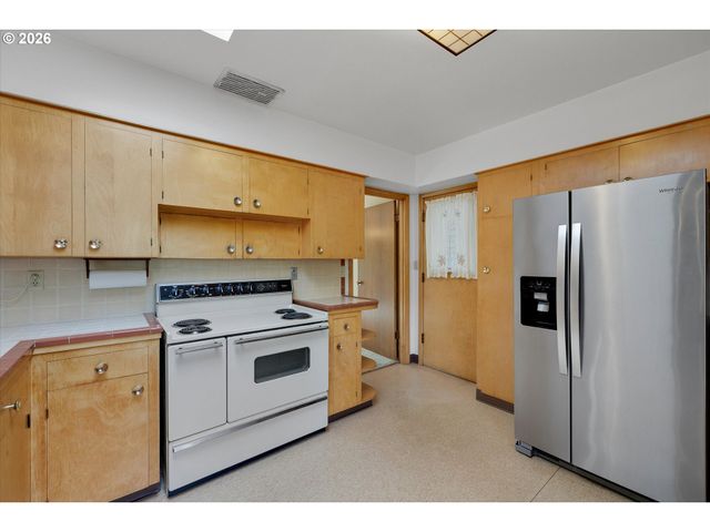6836 Sw PEYTON Rd, Portland, OR 97223