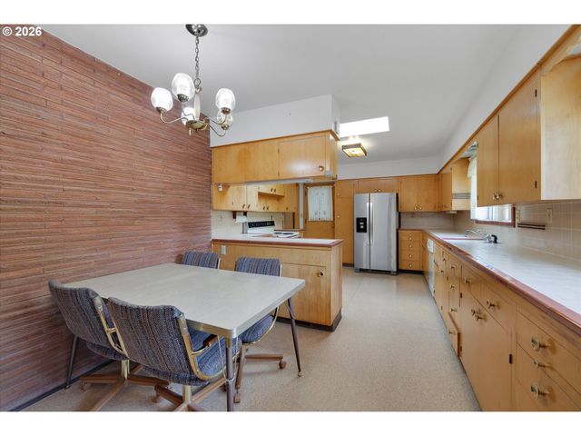6836 Sw PEYTON Rd, Portland, OR 97223