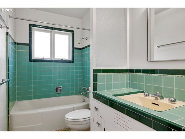 6836 Sw PEYTON Rd, Portland, OR 97223