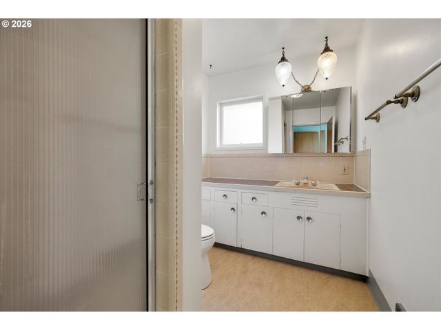 6836 Sw PEYTON Rd, Portland, OR 97223