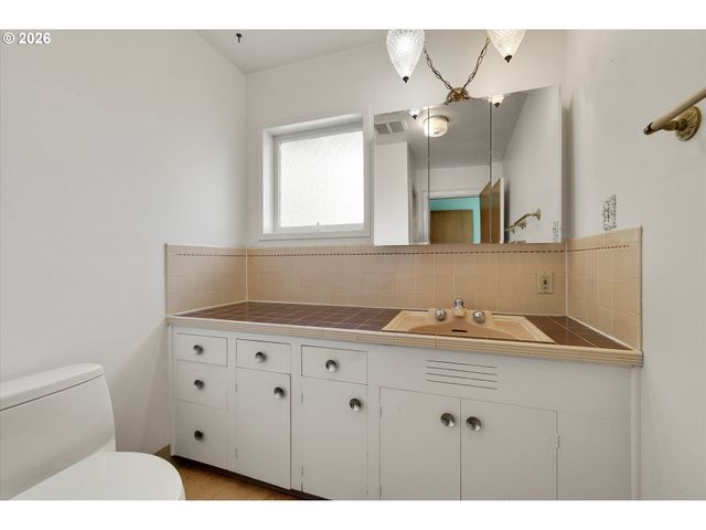 6836 Sw PEYTON Rd, Portland, OR 97223