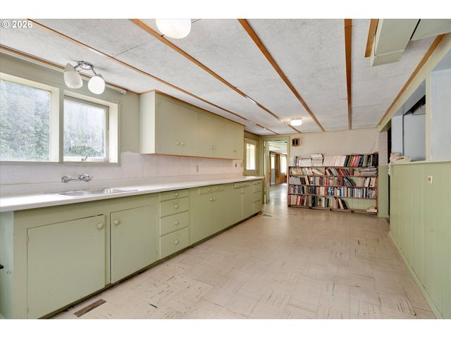 6836 Sw PEYTON Rd, Portland, OR 97223