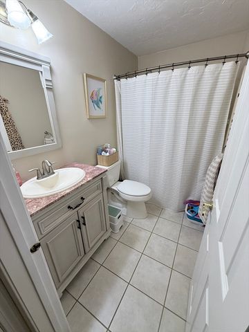 1 Hartshorn Pl 1, Walpole, MA 02081