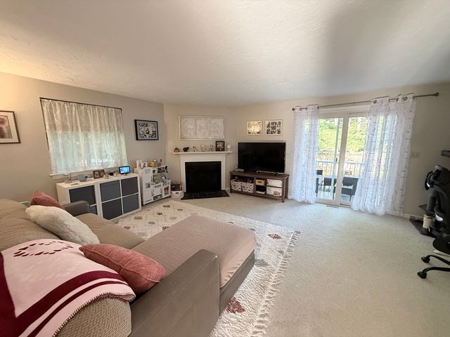 1 Hartshorn Pl 1, Walpole, MA 02081