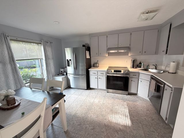 1 Hartshorn Pl 1, Walpole, MA 02081