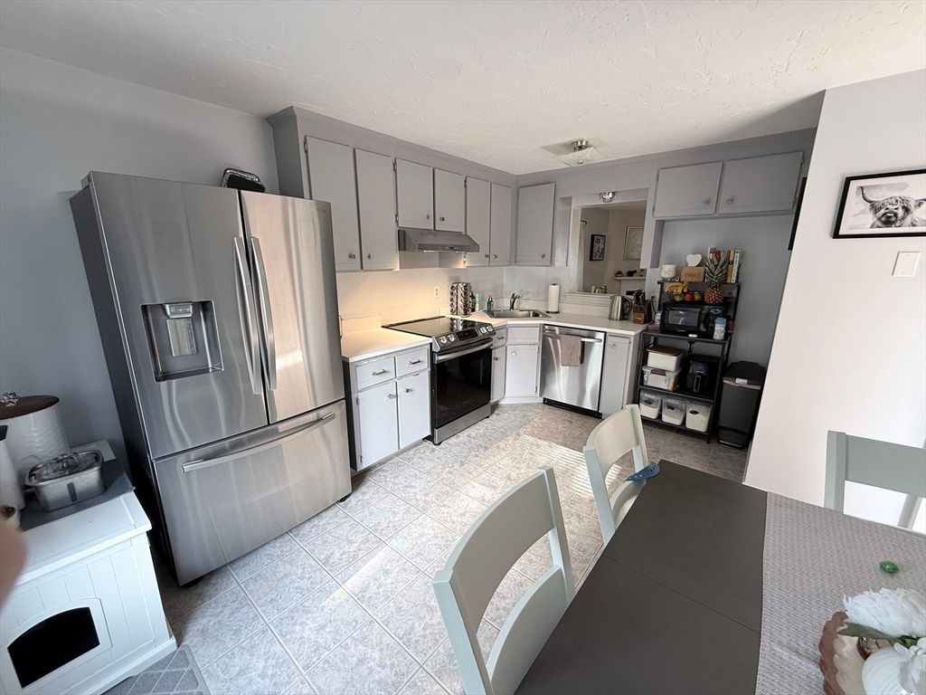 1 Hartshorn Pl 1, Walpole, MA 02081
