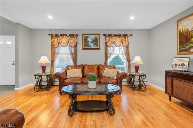 3 Magnolia Ct, Roxbury Twp., NJ 07876