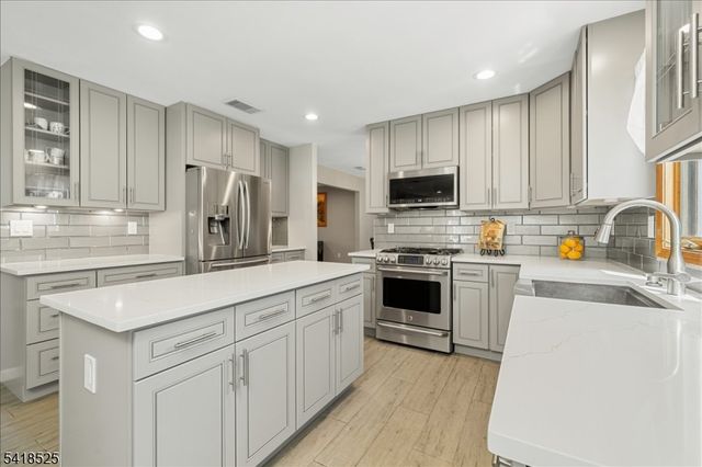 3 Magnolia Ct, Roxbury Twp., NJ 07876