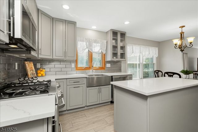 3 Magnolia Ct, Roxbury Twp., NJ 07876