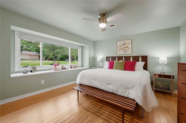 303 Brookside Drive E, Bryan, TX 77801
