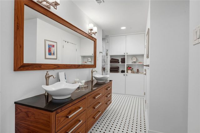 303 Brookside Drive E, Bryan, TX 77801