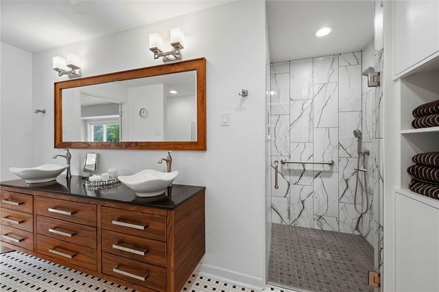 303 Brookside Drive E, Bryan, TX 77801