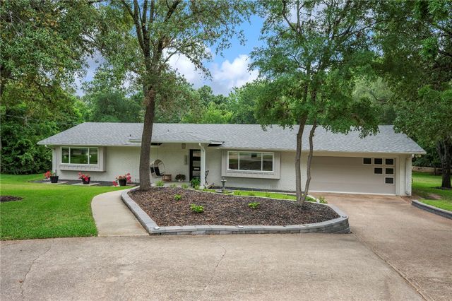 303 Brookside Drive E, Bryan, TX 77801