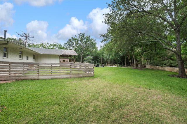 303 Brookside Drive E, Bryan, TX 77801