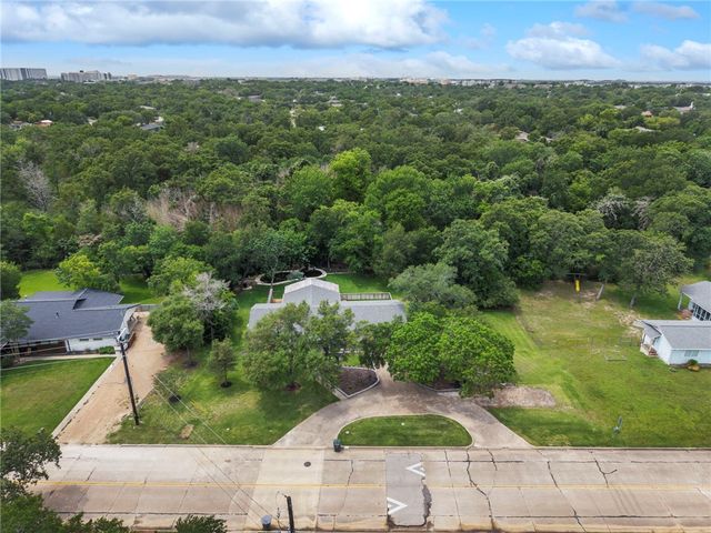 303 Brookside Drive E, Bryan, TX 77801