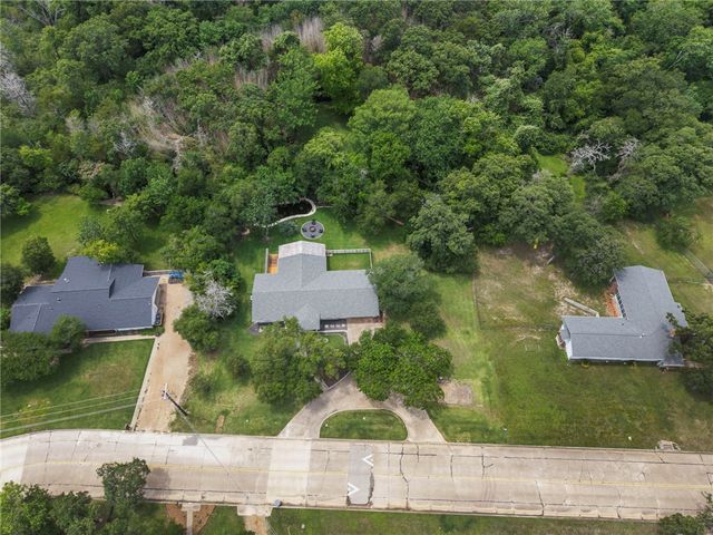 303 Brookside Drive E, Bryan, TX 77801