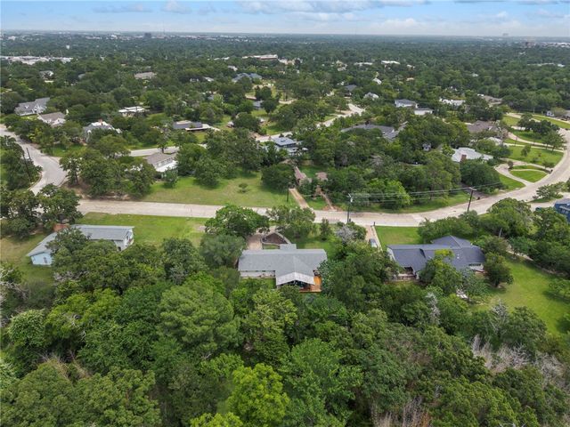 303 Brookside Drive E, Bryan, TX 77801