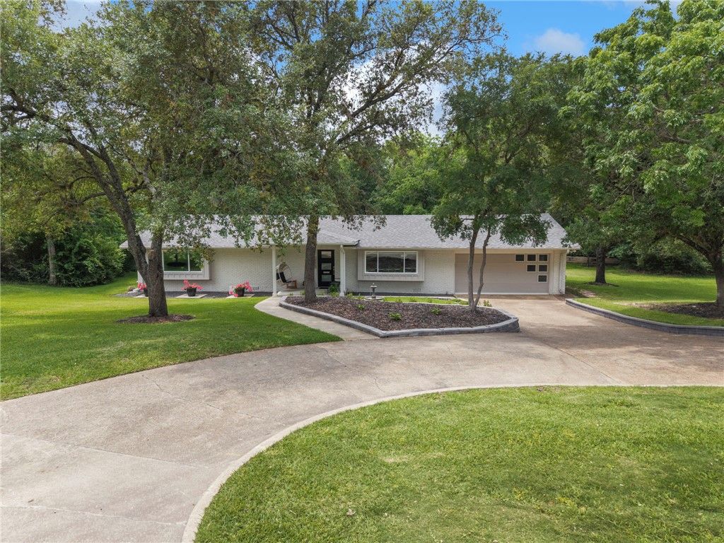 303 Brookside Drive E, Bryan, TX 77801