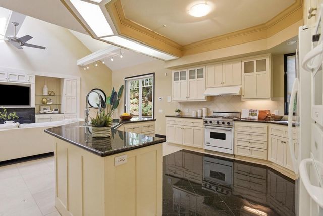 2060 Bunker Hill Drive, San Mateo, CA 94402