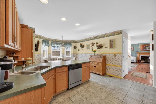 3 Windsor Garden Drive, New Windsor, NY 12553