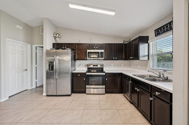 593 NW Avon Ave, Port St Lucie, FL 34983