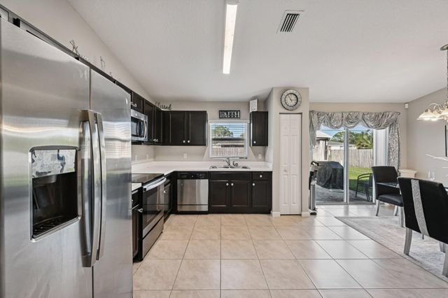 593 NW Avon Ave, Port St Lucie, FL 34983