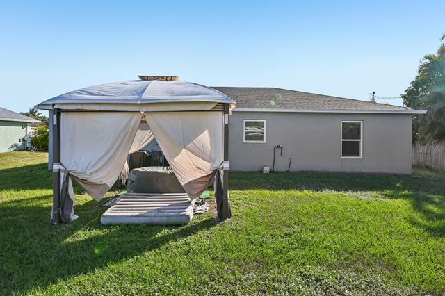 593 NW Avon Ave, Port St Lucie, FL 34983