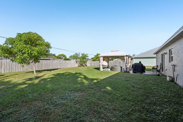 593 NW Avon Ave, Port St Lucie, FL 34983