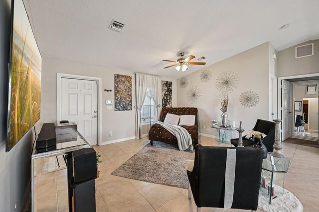 593 NW Avon Ave, Port St Lucie, FL 34983