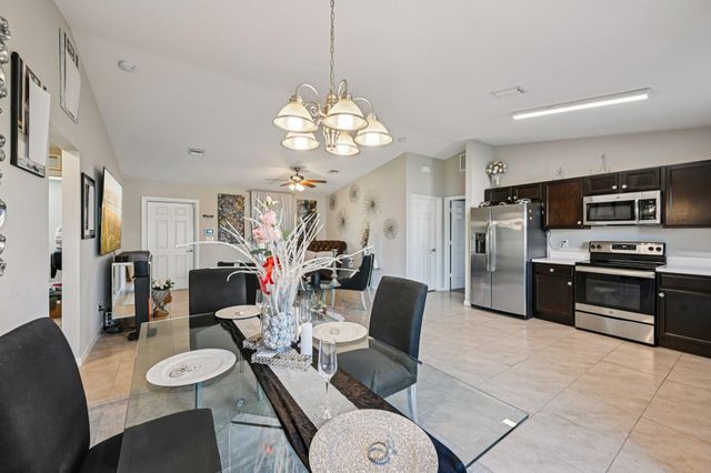 593 NW Avon Ave, Port St Lucie, FL 34983