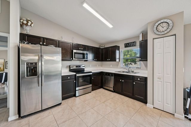 593 NW Avon Ave, Port St Lucie, FL 34983