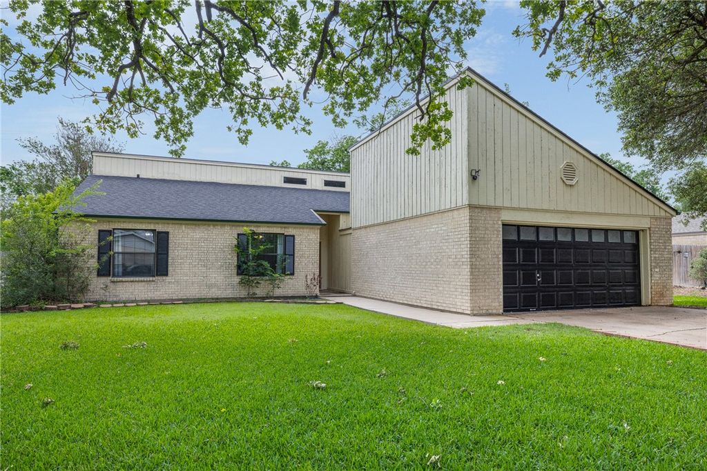 3803 Old Oaks Drive, Bryan, TX 77802 — photo 2