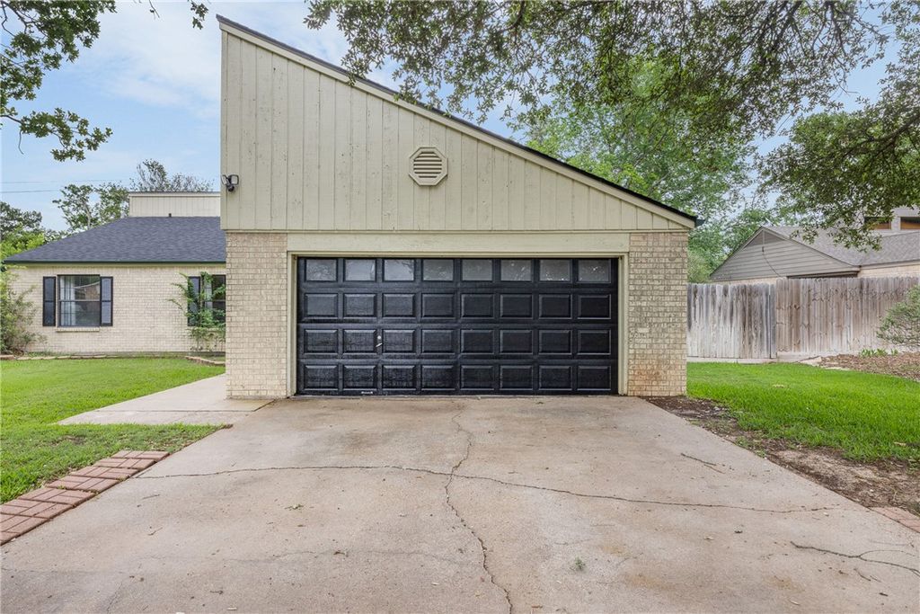 3803 Old Oaks Drive, Bryan, TX 77802 — photo 5